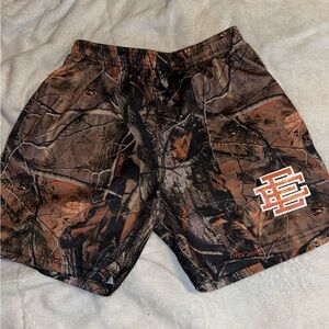 Size L ee shorts